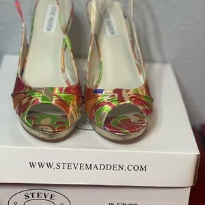 Steve Madden Plezure Multi Fabric/ Multi color / size 8.0 M